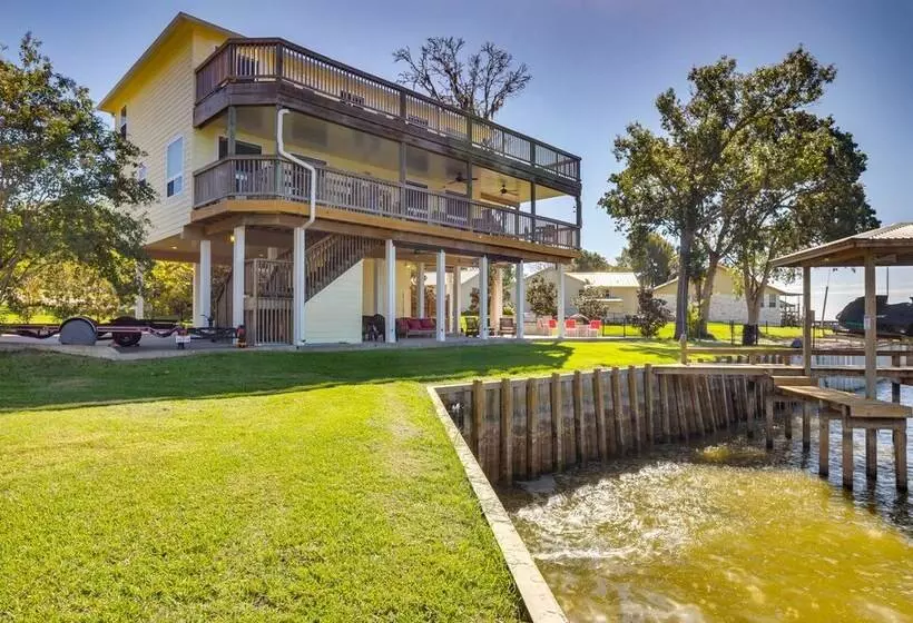 Spacious Lake Livingston Home W/ Decks & Fire Pit!