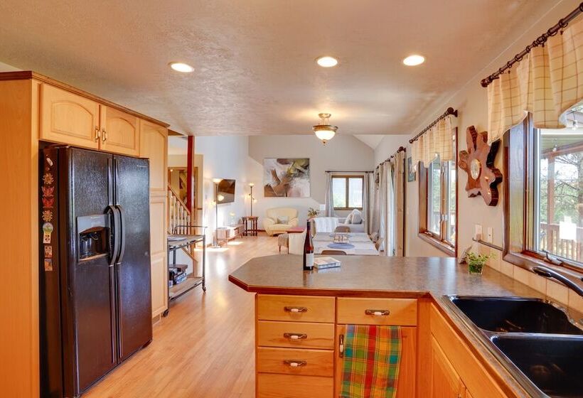 Stunning Athens Retreat On Sleepy Hollow Lake!