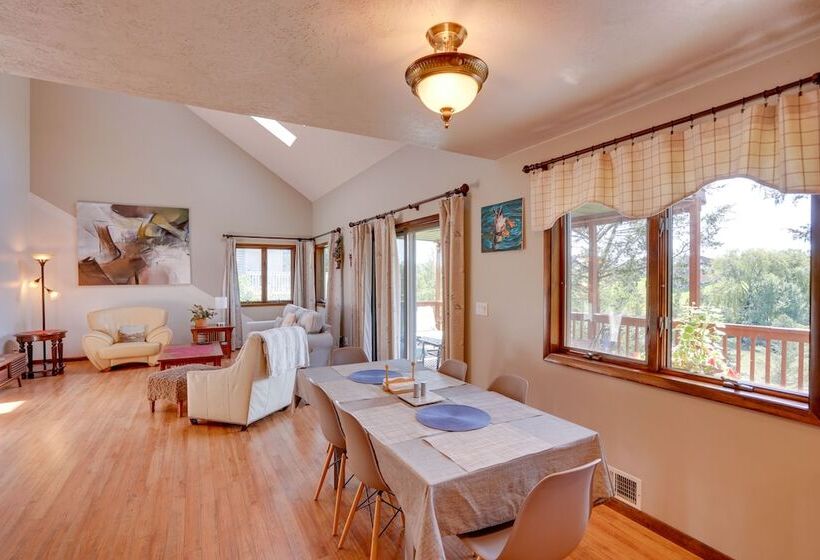 Stunning Athens Retreat On Sleepy Hollow Lake!