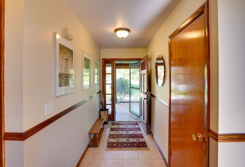 Stunning Athens Retreat On Sleepy Hollow Lake!