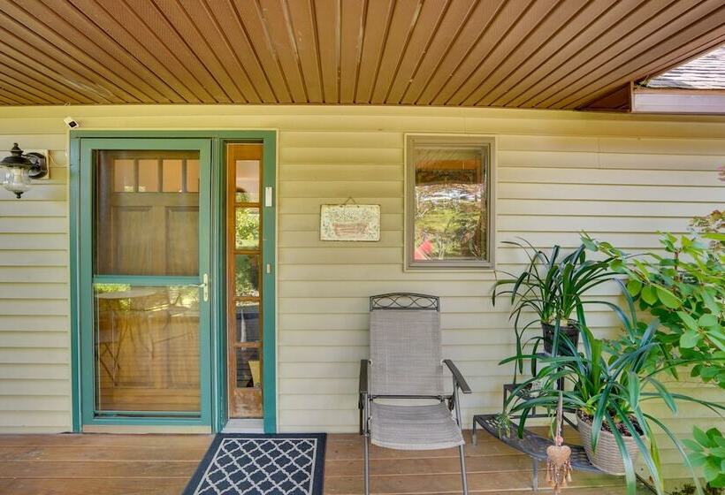 Stunning Athens Retreat On Sleepy Hollow Lake!