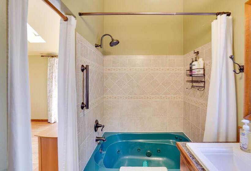 Stunning Athens Retreat On Sleepy Hollow Lake!