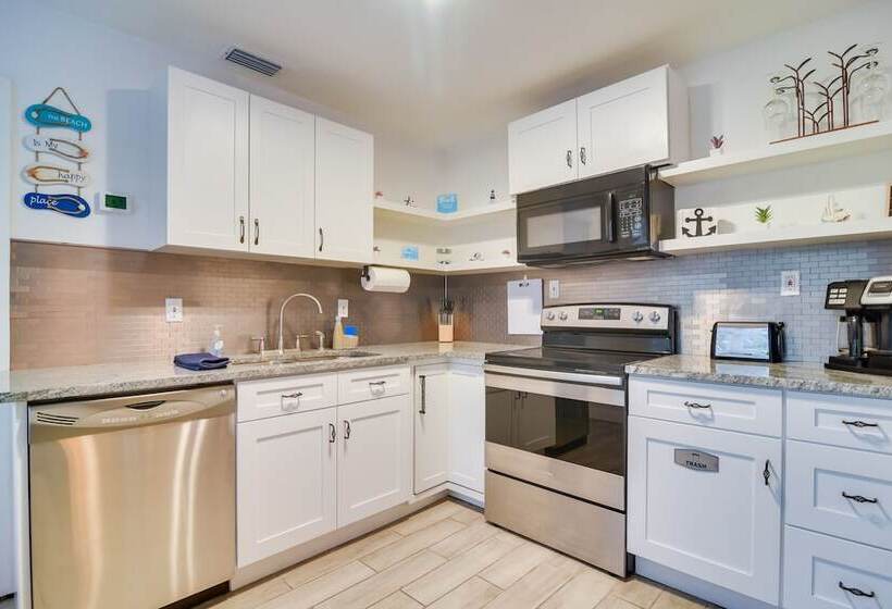 Sunny Gulfport Home: Walk To Art District + Beach!