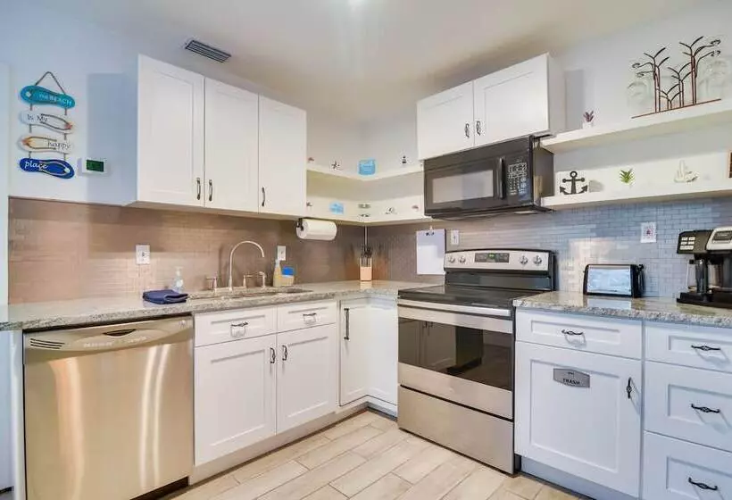 Sunny Gulfport Home: Walk To Art District + Beach!