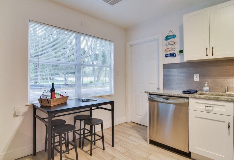 Sunny Gulfport Home: Walk To Art District + Beach!