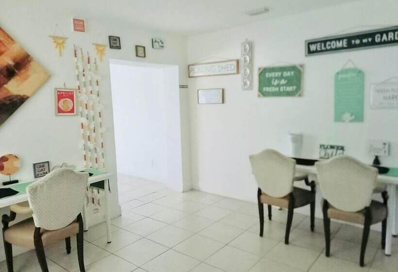 فندق صغير Russians Ukrainians Latinos Female Dorms Male Dorms 3 Miles To The Beach Free Parking