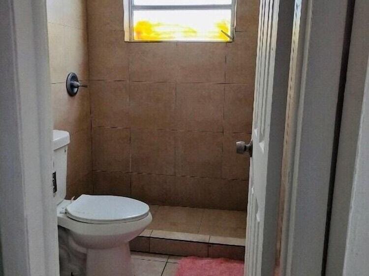 فندق صغير Russians Ukrainians Latinos Female Dorms Male Dorms 3 Miles To The Beach Free Parking