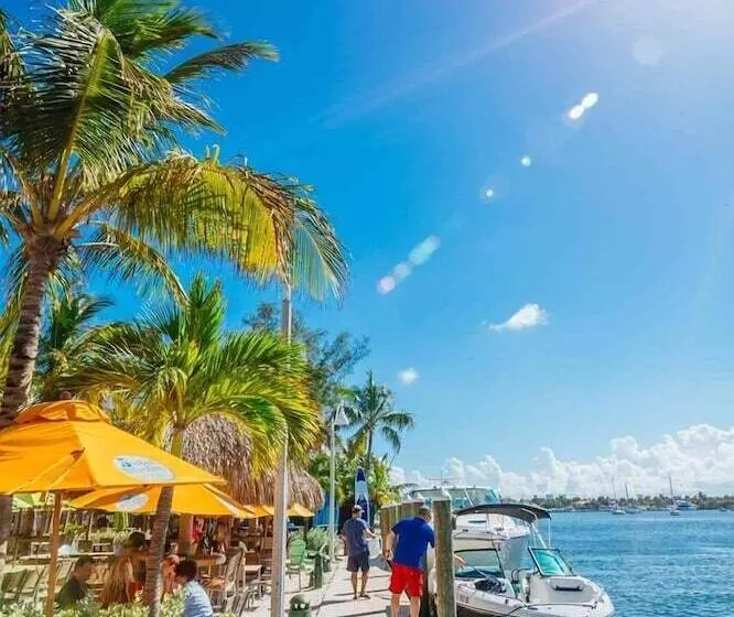 Retkeilymaja Russians  Ukrainians   Latinos   Female Dorms   Male Dorms   3 Miles To The Beach   Free Parking