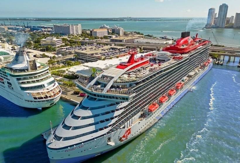 فندق صغير Russians Ukrainians Latinos Female Dorms Male Dorms 3 Miles To The Beach Free Parking