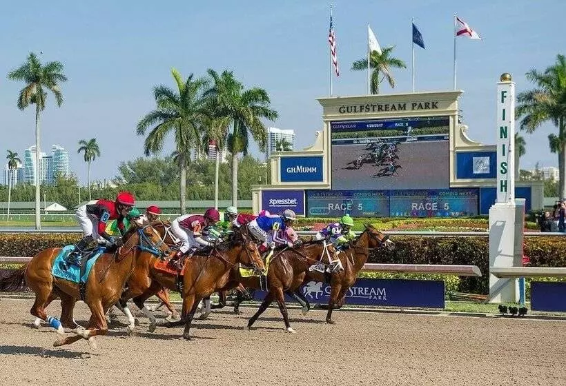 Retkeilymaja Russians  Ukrainians   Latinos   Female Dorms   Male Dorms   3 Miles To The Beach   Free Parking