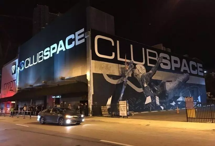 Retkeilymaja Russians  Ukrainians   Latinos   Female Dorms   Male Dorms   3 Miles To The Beach   Free Parking