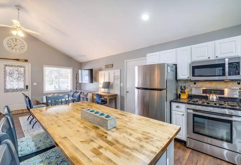 Spacious Retreat W/ Games, 0.7 Mi To Higgins Lake!