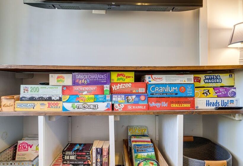 Spacious Retreat W/ Games, 0.7 Mi To Higgins Lake!