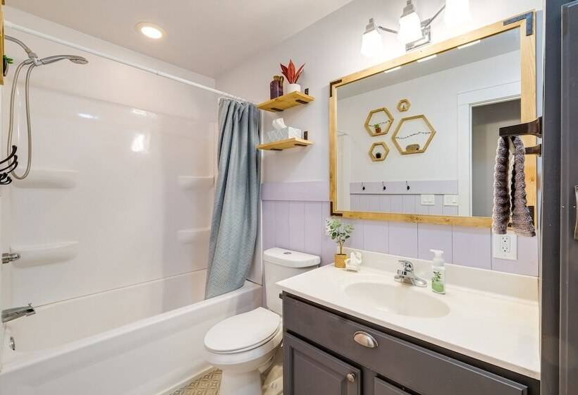 Spacious Retreat W/ Games, 0.7 Mi To Higgins Lake!