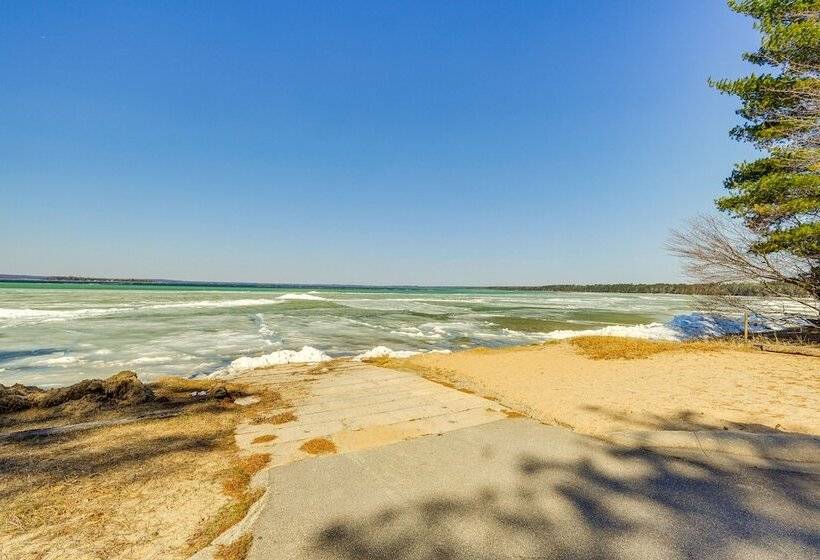 Spacious Retreat W/ Games, 0.7 Mi To Higgins Lake!