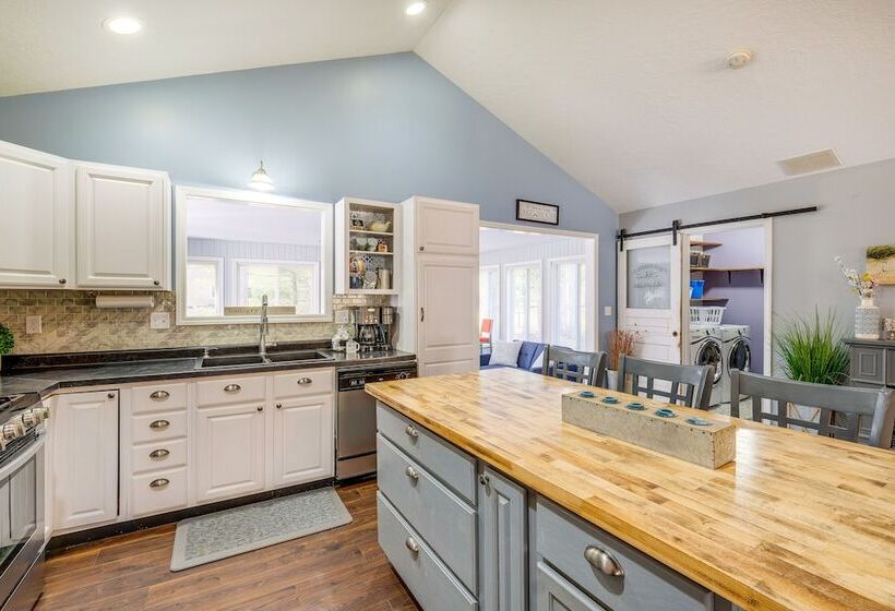 Spacious Retreat W/ Games, 0.7 Mi To Higgins Lake!