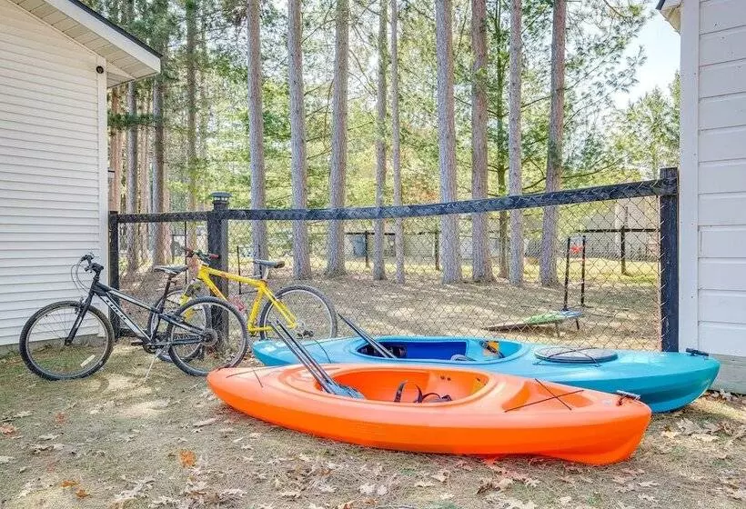 Spacious Retreat W/ Games, 0.7 Mi To Higgins Lake!