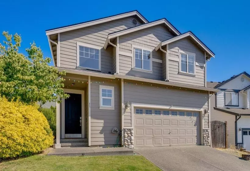 Bothell Retreat: Home Gym, Fireplace & More!