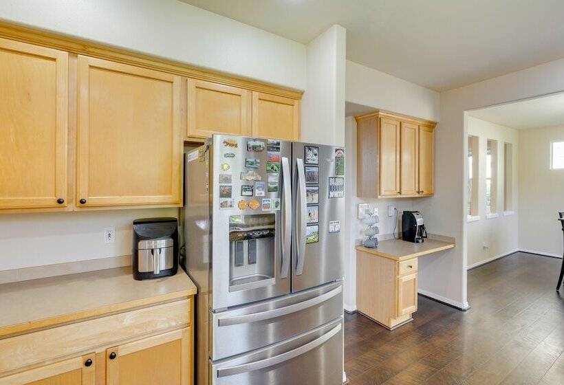 Bothell Retreat: Home Gym, Fireplace & More!