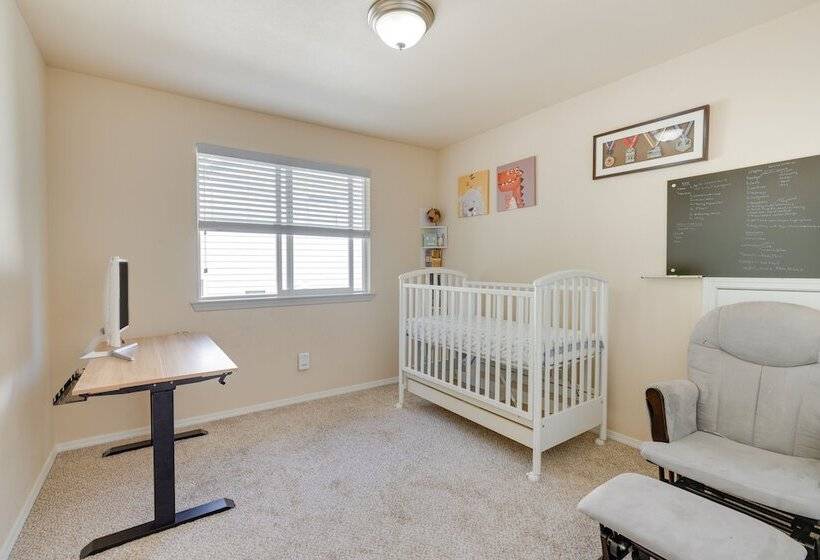 Bothell Retreat: Home Gym, Fireplace & More!