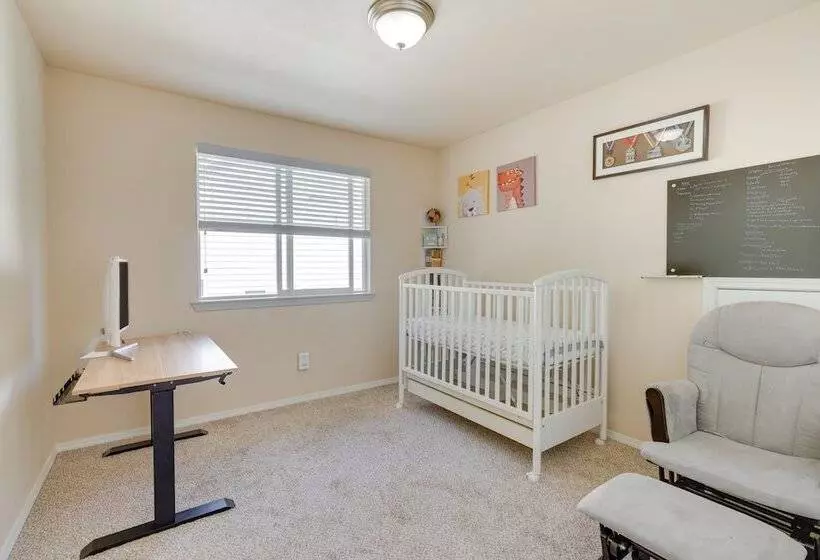 Bothell Retreat: Home Gym, Fireplace & More!