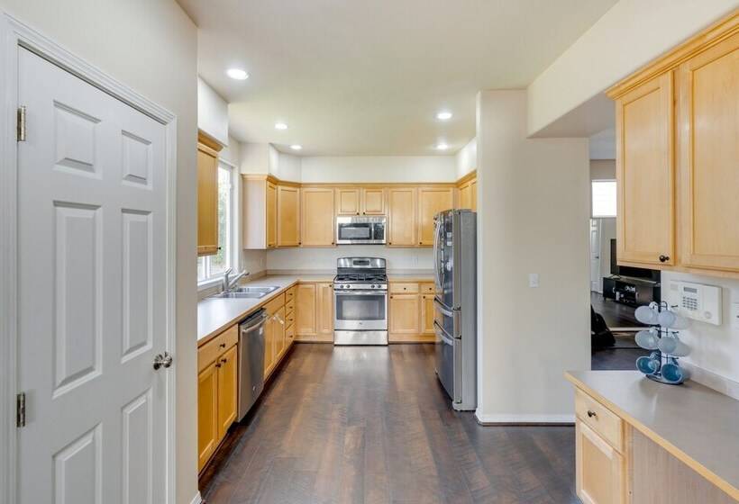 Bothell Retreat: Home Gym, Fireplace & More!