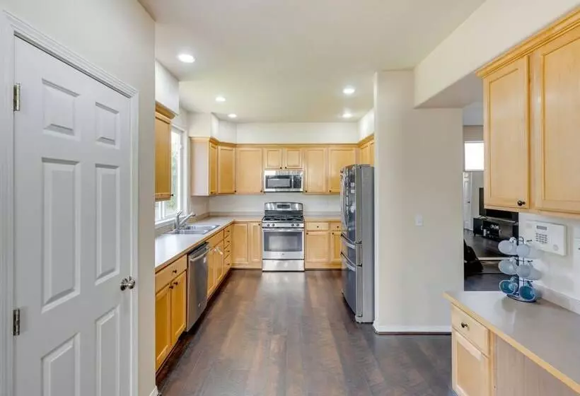 Bothell Retreat: Home Gym, Fireplace & More!