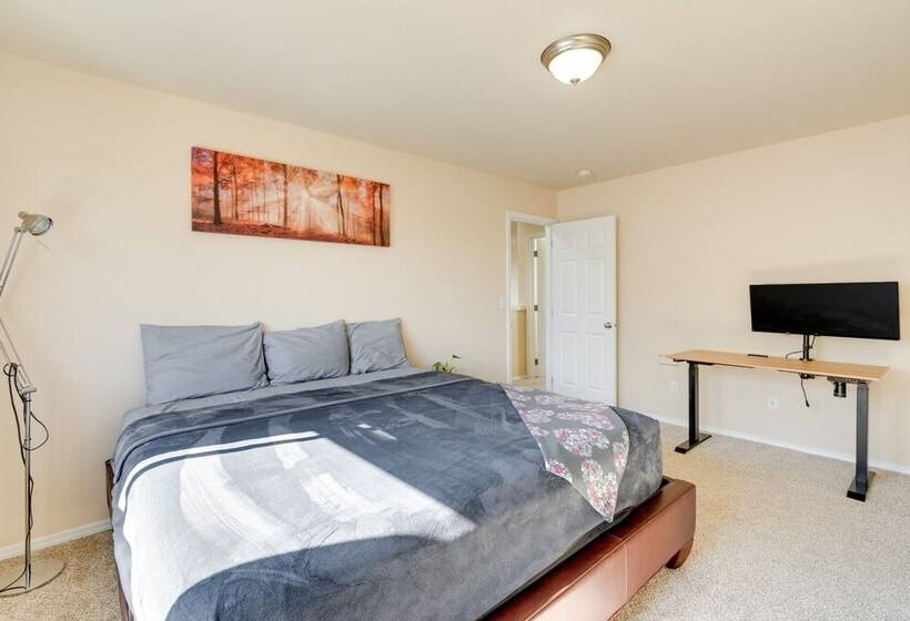 Bothell Retreat: Home Gym, Fireplace & More!