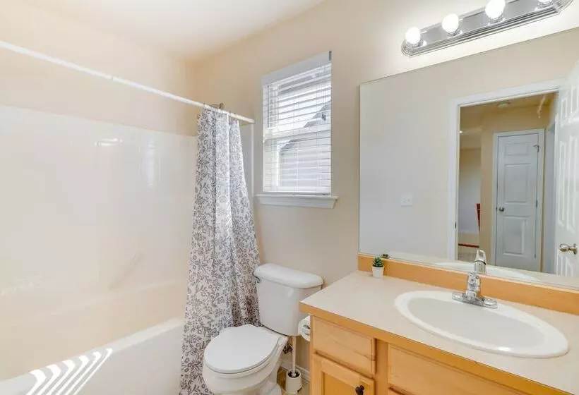 Bothell Retreat: Home Gym, Fireplace & More!