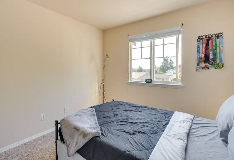 Bothell Retreat: Home Gym, Fireplace & More!