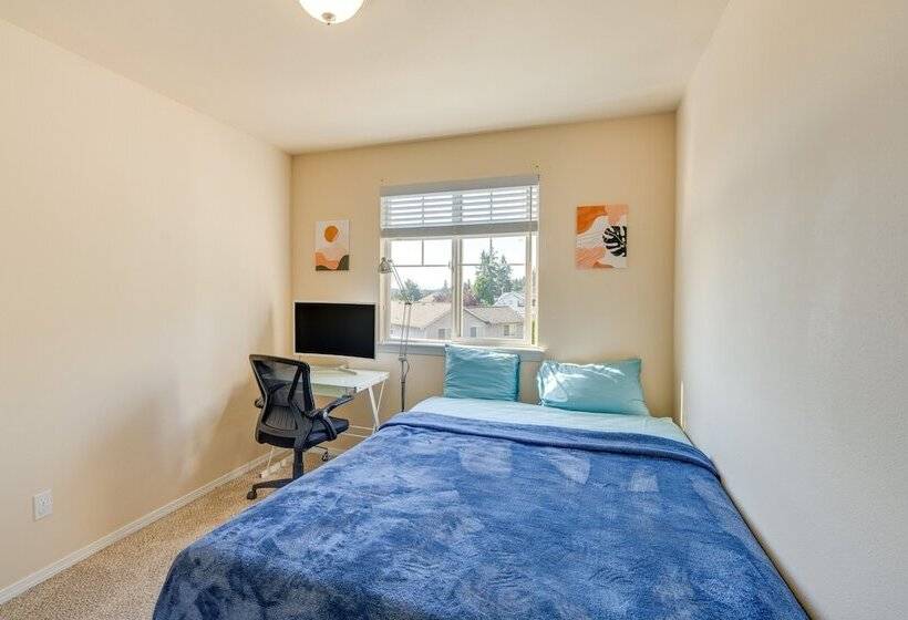 Bothell Retreat: Home Gym, Fireplace & More!