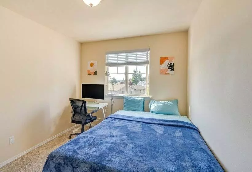 Bothell Retreat: Home Gym, Fireplace & More!