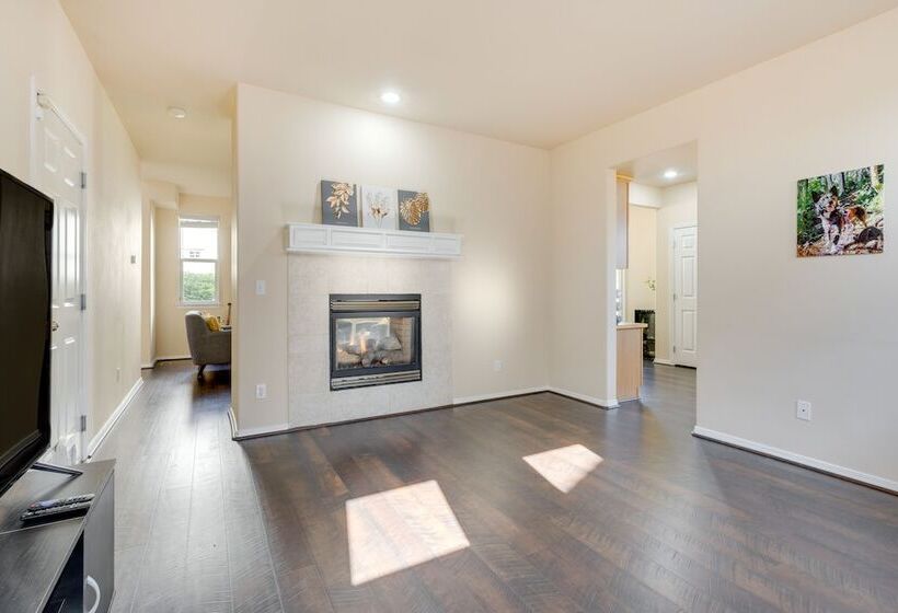 Bothell Retreat: Home Gym, Fireplace & More!