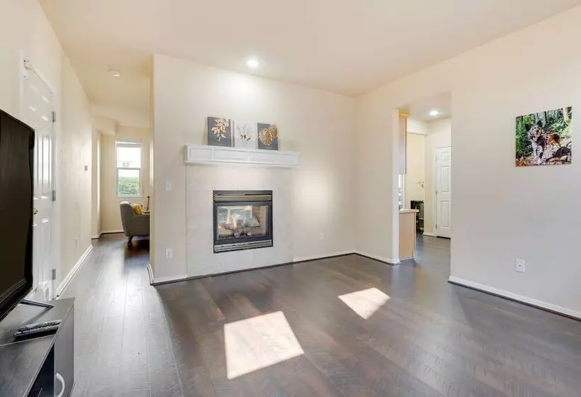 Bothell Retreat: Home Gym, Fireplace & More!