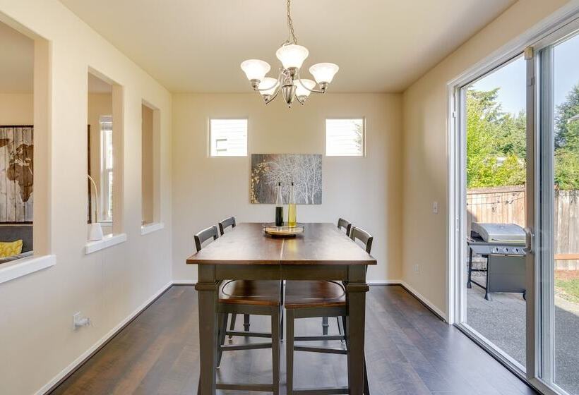 Bothell Retreat: Home Gym, Fireplace & More!