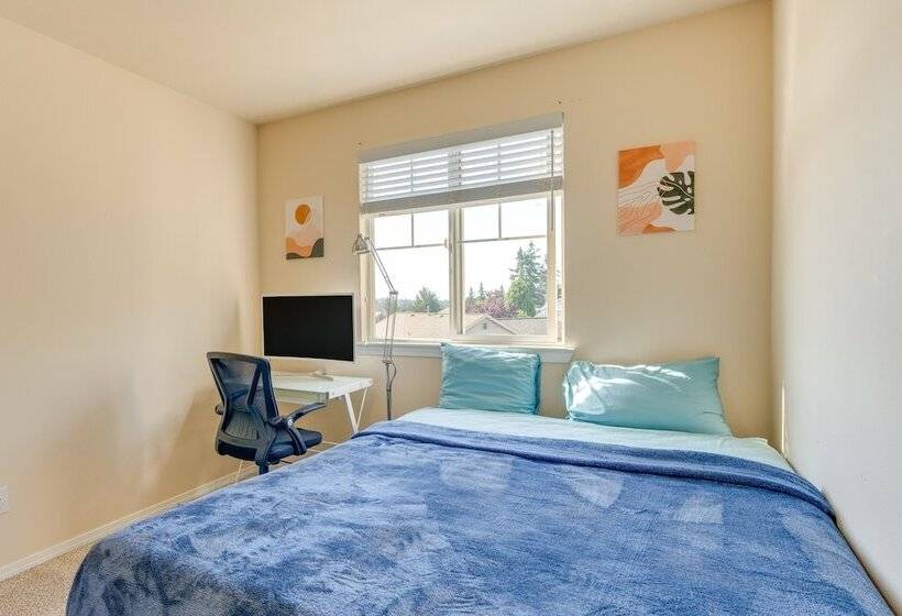 Bothell Retreat: Home Gym, Fireplace & More!