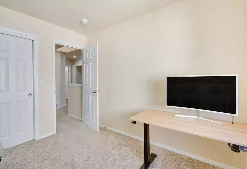 Bothell Retreat: Home Gym, Fireplace & More!