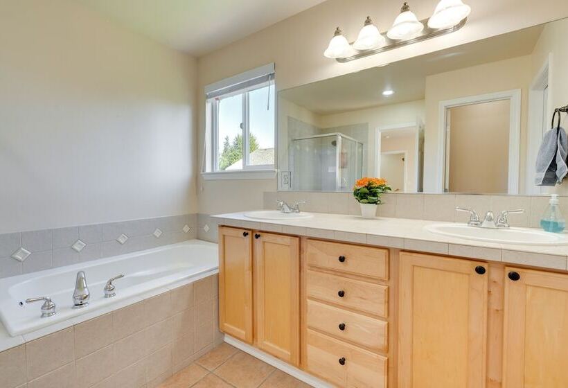 Bothell Retreat: Home Gym, Fireplace & More!