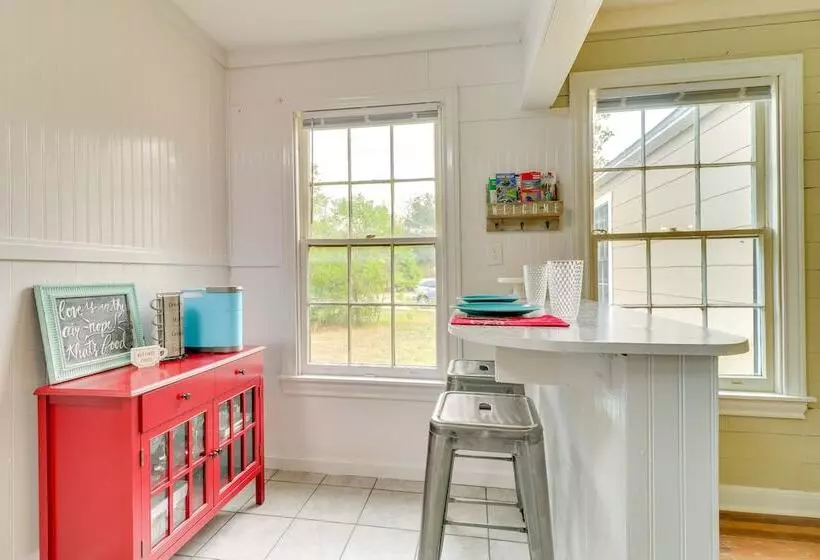 Charming Bryan Home   3 Mi To Kyle Field!