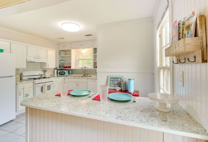 Charming Bryan Home   3 Mi To Kyle Field!