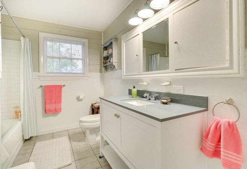 Charming Bryan Home   3 Mi To Kyle Field!