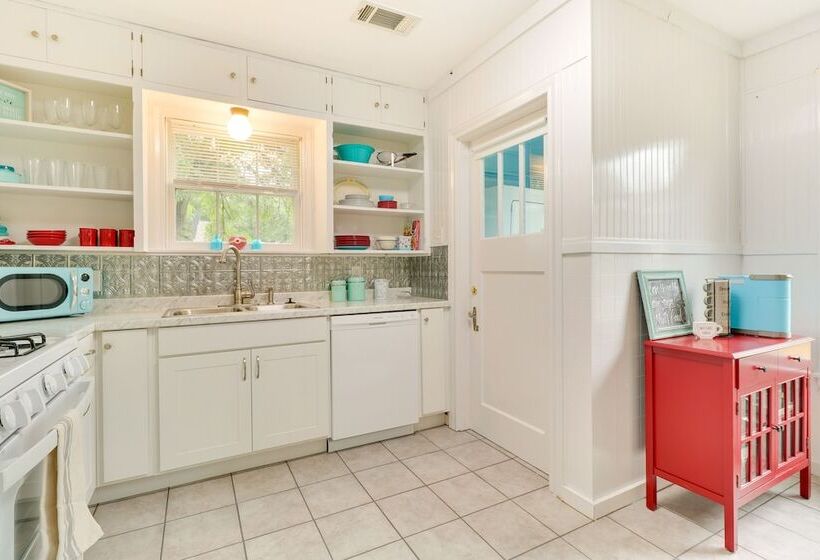 Charming Bryan Home   3 Mi To Kyle Field!