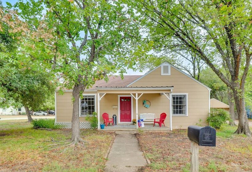 Charming Bryan Home   3 Mi To Kyle Field!