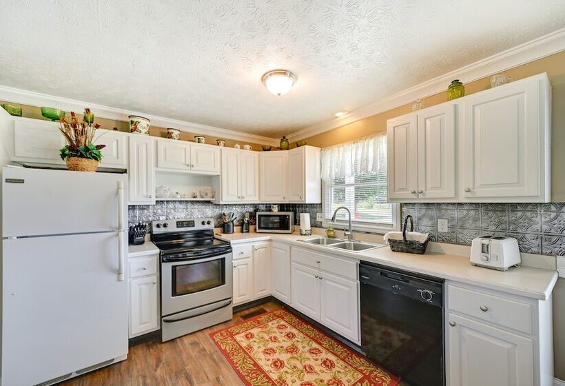 Charming Kentucky Farmhouse W/ Fire Pit & Grill!