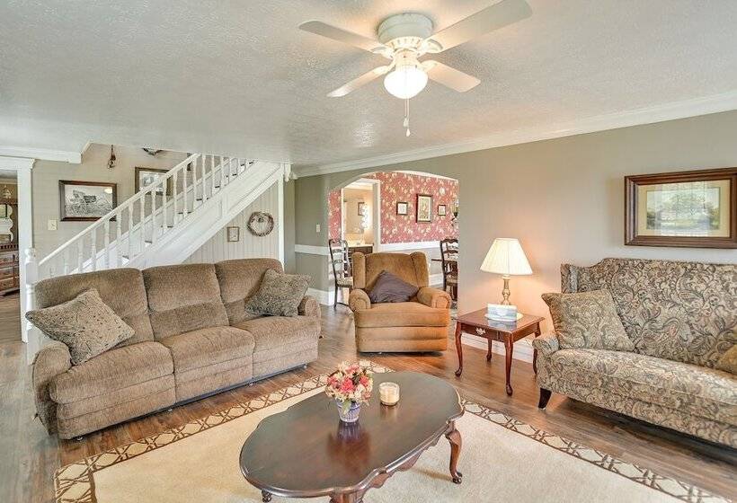 Charming Kentucky Farmhouse W/ Fire Pit & Grill!