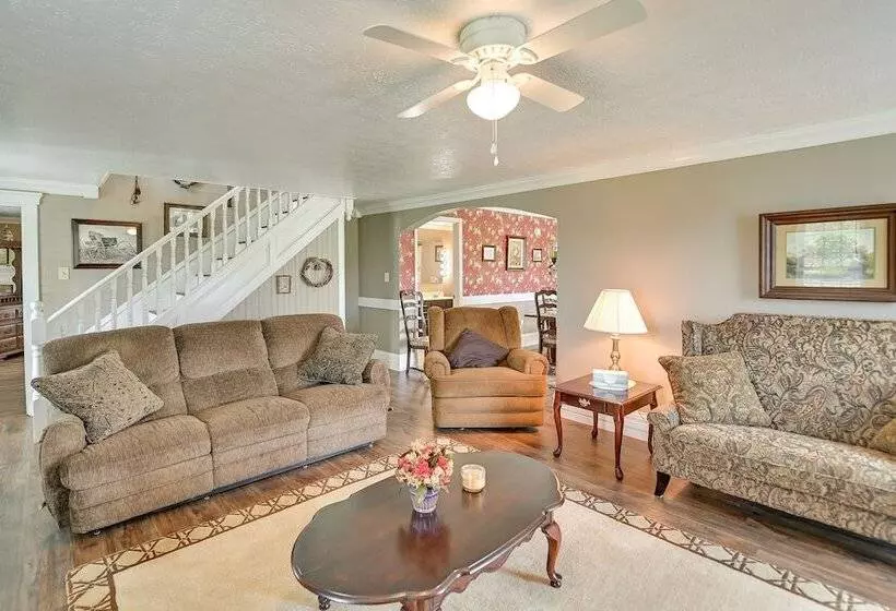 Charming Kentucky Farmhouse W/ Fire Pit & Grill!
