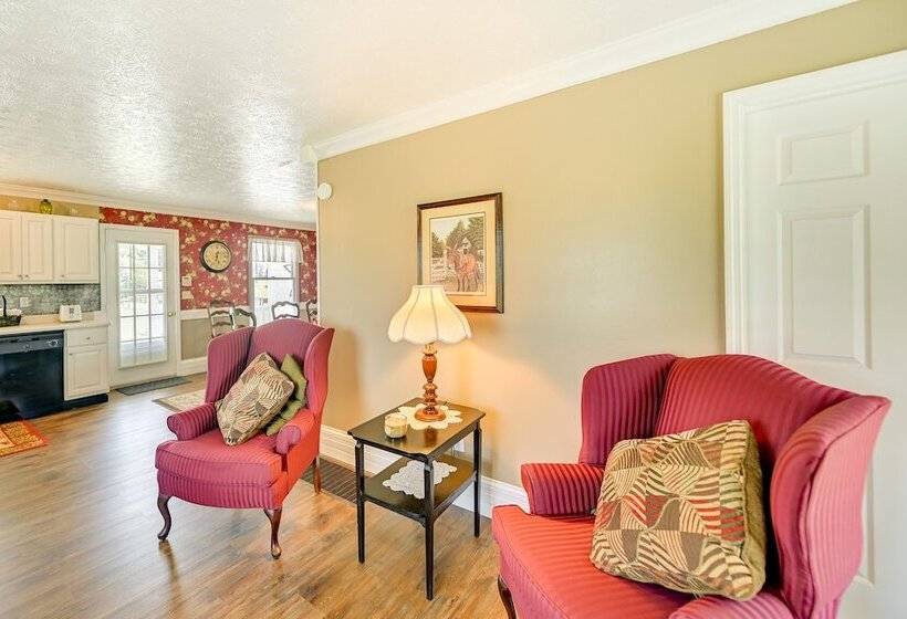 Charming Kentucky Farmhouse W/ Fire Pit & Grill!