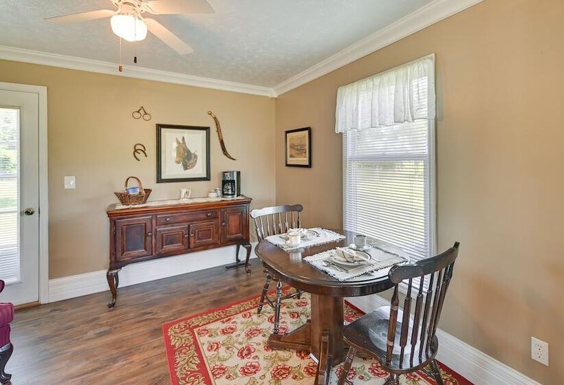 Charming Kentucky Farmhouse W/ Fire Pit & Grill!