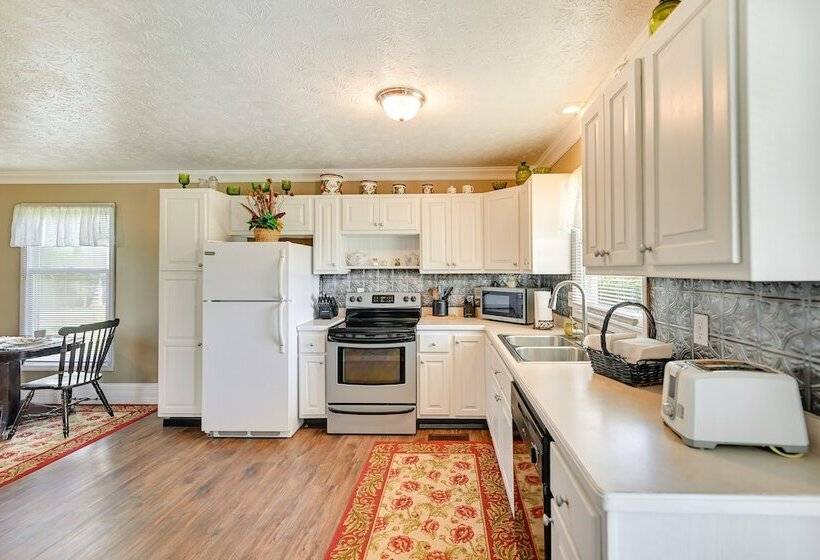 Charming Kentucky Farmhouse W/ Fire Pit & Grill!