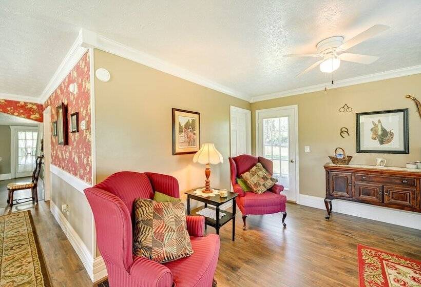 Charming Kentucky Farmhouse W/ Fire Pit & Grill!